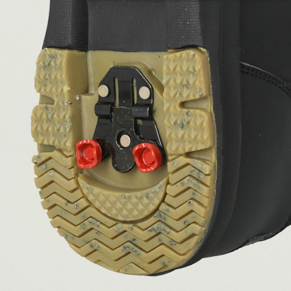 収納できるスパイク付き